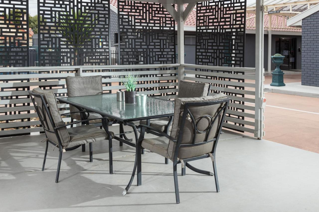 שפרטון Addison Motor Inn מראה חיצוני תמונה